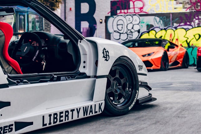 Roue et garde-boue avant d'un Autozam AZ-1 blanc avec un kit carrosserie Ferrari F40